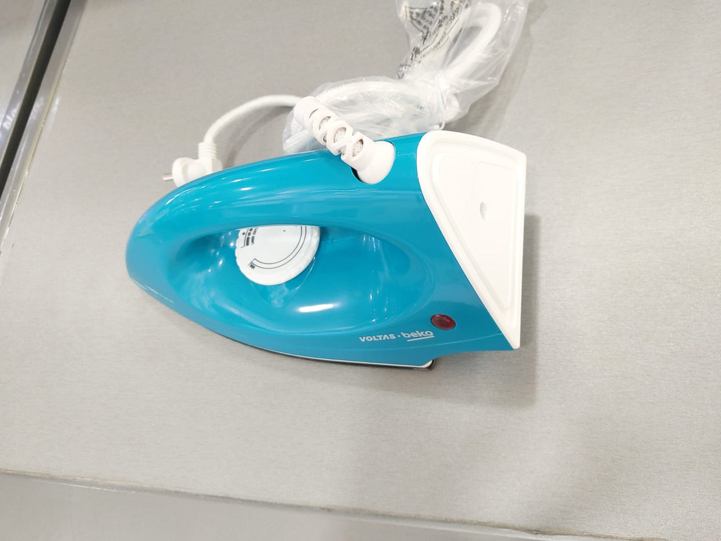 Voltas Beko I1000VD-GR 1000W Dry Iron (Green) with German Non-Stick Soleplate & Glider Technology – Lightweight, Compact & Durable